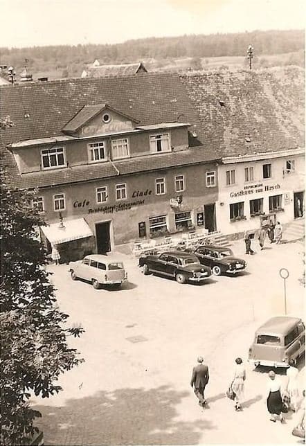 Historische Aufnahme des Hauses am Plan mit der Aufschrift Café Linde