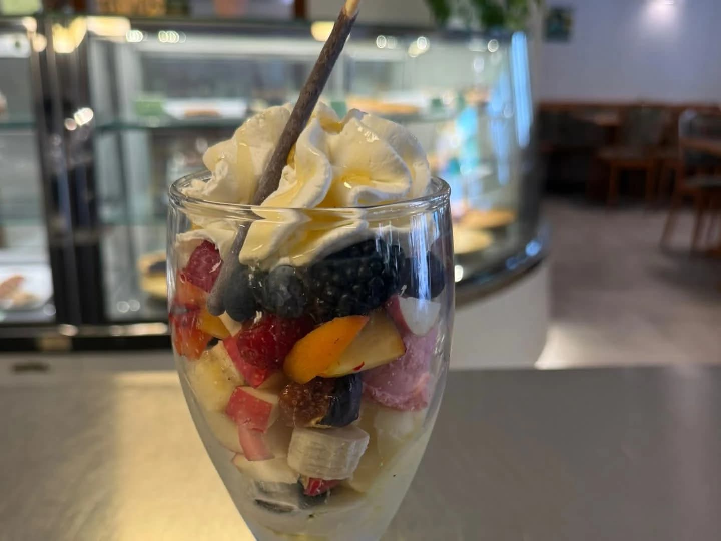 Eisbecher mit Sahne und frischen Früchten