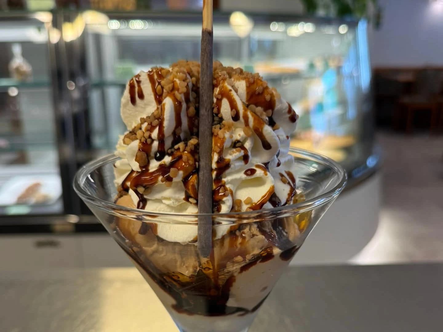 Eisbecher mit Sahne und Karamellsauce