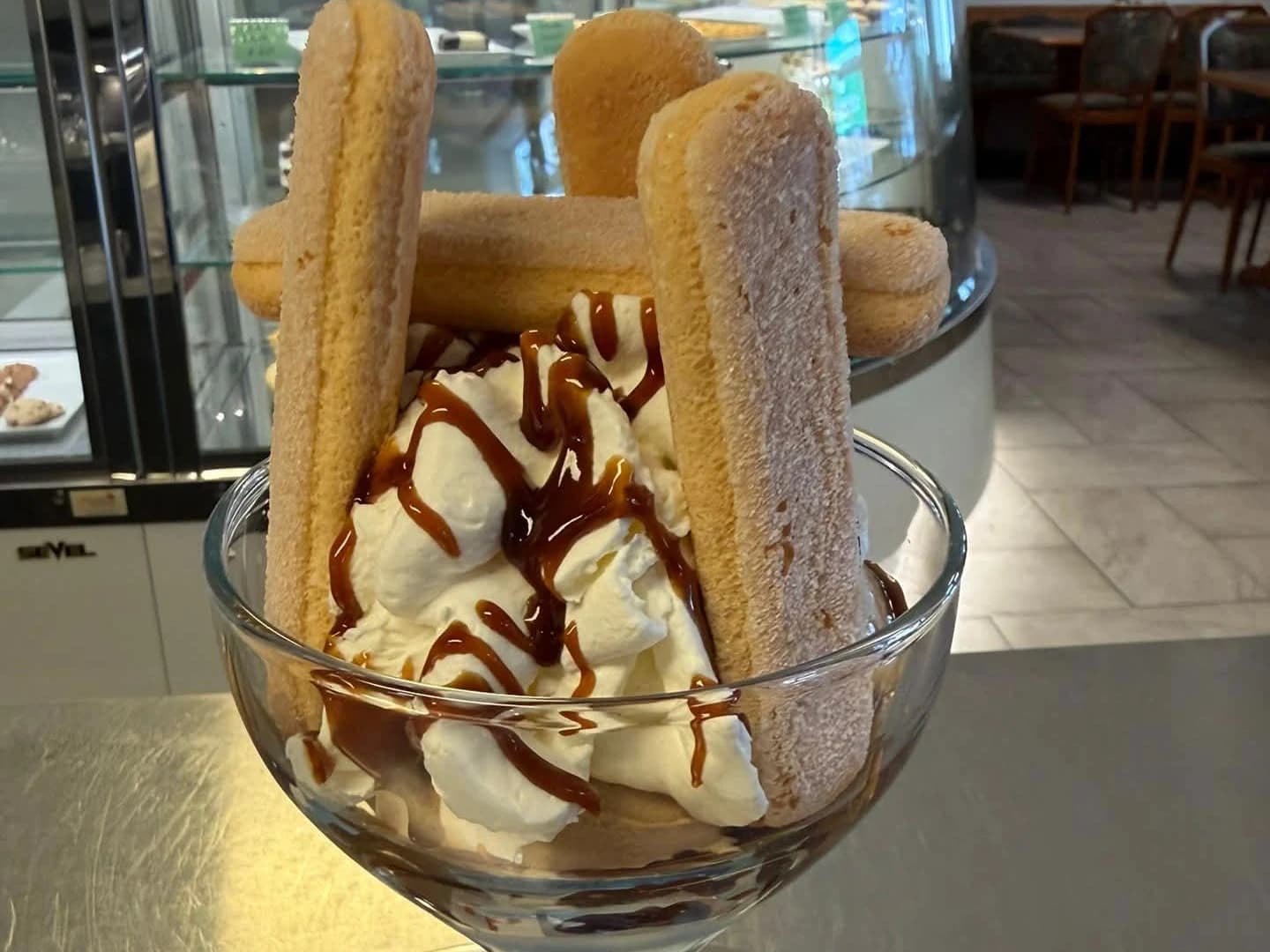 Eisbecher mit Sahne, Schokosauce und Löffelbiskuits