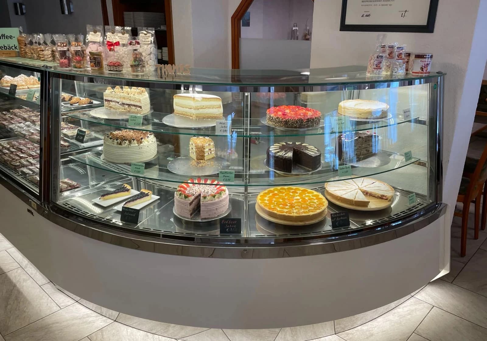 Kuchentheke mit Torten und Kaffeegebäck